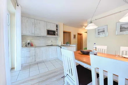 Küchenzeile mit Esstisch