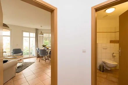 Wohnungsflur mit Blick in den Wohnbereich