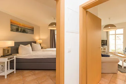 Wohnungsflur mit Blick ins Hauptschlafzimmer