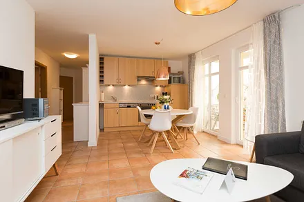 Wohnbereich mit offener Küche und Esstisch