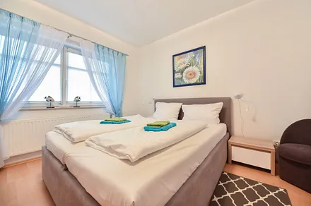 Schlafzimmer mit Doppelbett