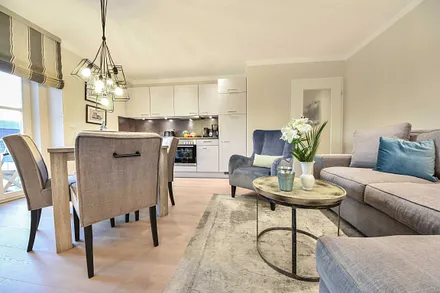 Wohnbereich mit Küchenzeile und Esstisch