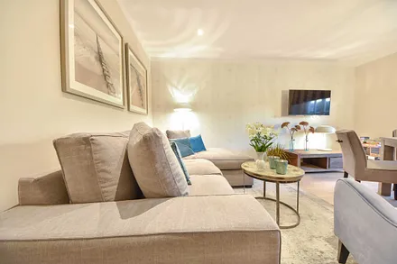 gemütliche Couch im Wohnbereich