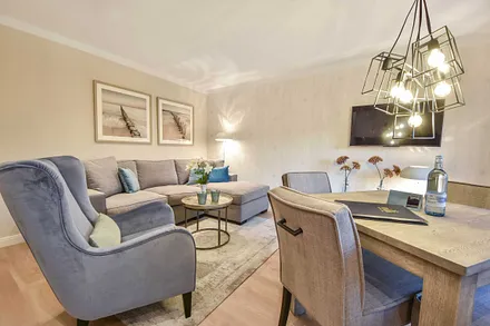 Wohnbereich mit Relaxsessel und Esstisch