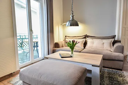 Wohnbereich mit Zugang zum Balkon