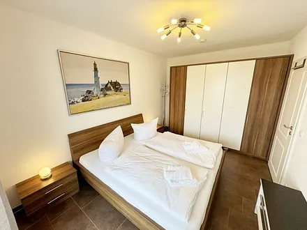 Schlafbereich mit Doppelbett (1,80 m x 2,00 m), Nachttischkonsolen und Kleiderschrank