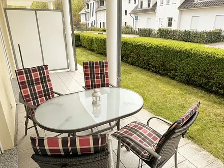 Terrasse (Süd/West) mit Terrassentisch, 4 Stühlen und Elektrogrill