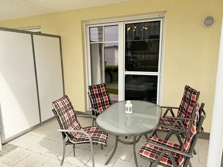 Terrasse (Süd/West) mit Terrassentisch, 4 Stühlen und Elektrogrill