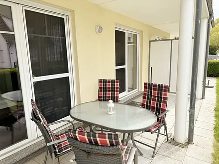 Terrasse (Süd/West) mit Terrassentisch, 4 Stühlen und Elektrogrill