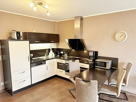  Küchenzeile mit Cerankochfeld, Backofen, Dunstabzugshaube, Kühlschrank, Spülmaschine, Kaffeemaschine, Mikrowelle, Wasserkocher, Toaster und diversen Küchenutensilien