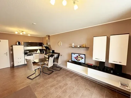 Wohnbereich mit Schlafsofa (Ausziehfunktion 1,30m x 2,00m für 2 Personen), kleiner Couchtisch, Leselampe, TV-Board mit Smart-TV, Receiver, DVD/Blu-Ray-Player und Ministereoanlage