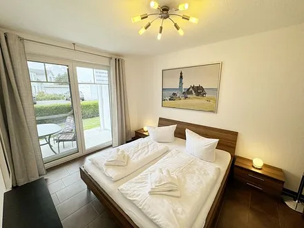 Schlafbereich mit Doppelbett (1,80 m x 2,00 m), Nachttischkonsolen und Kleiderschrank