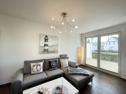 Wohnbereich mit Schlafcouch ( Aufbettung für 2 Personen) kleinen Couchtisch, Mini-Stereoanlage mit DAB Radio, USB-Anschluss, Bluetooth und ein Flachbildfernseher 