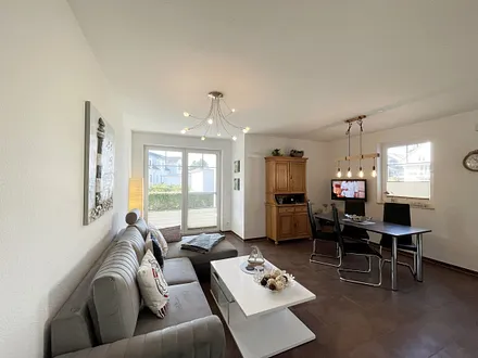 Wohnbereich mit Schlafcouch ( Aufbettung für 2 Personen) kleinen Couchtisch, Mini-Stereoanlage mit DAB Radio, USB-Anschluss, Bluetooth und ein Flachbildfernseher 