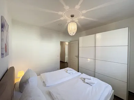 Schlafbereich mit Doppelbett (1,80 m x 2,00 m mit H2/H3 Matratzen) sowie verstellbare Lattenroste, Nachttischkonsolen und Kleiderschrank