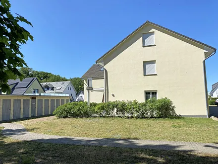 Blick vom Garten zum Haus mit Abstellschuppen