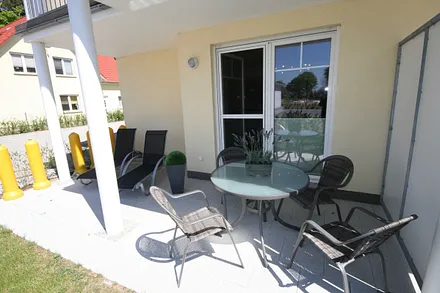 bestuhlte Terrasse (Süd/West) mit Terrassentisch und 4 Stühlen und Sonnenschirm