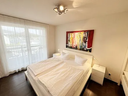 Schlafzimmer mit Doppelbett (1,80 m x 2,00 m), offenem Schranksystem sowie zusätzlichen Spiegelschrank