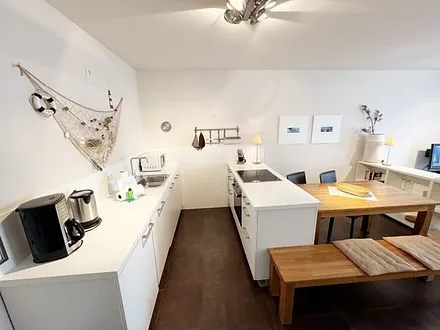 Küchenbereich mit Cerankochfeld, Backofen, Geschirrspüler, Kühlschrank, Kaffeemaschine, Mikrowelle, Wasserkocher, Mixer, Toaster und umfangreiche Küchenausstattung