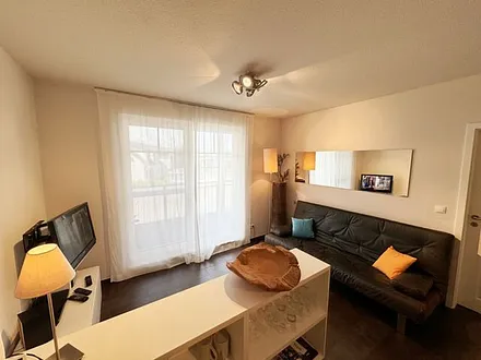 Wohnbereich mit Relaxsofa (140 cm x 200 cm, für 3. Person), LCD-Flachbildschirmfernseher (81cm Diagonale, Full HD) mit Satellitenanschluss, Leselampe, Blu-Ray, DVD-Player & kleine Hi-Fi-Compactanlage