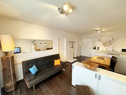 Wohnbereich mit Relaxsofa (140 cm x 200 cm, für 3. Person), LCD-Flachbildschirmfernseher (81cm Diagonale, Full HD) mit Satellitenanschluss, Leselampe, Blu-Ray, DVD-Player & kleine Hi-Fi-Compactanlage