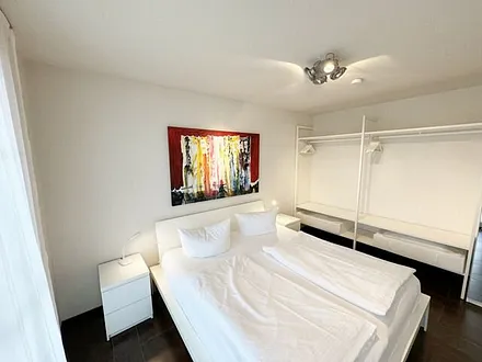 Schlafzimmer mit Doppelbett (1,80 m x 2,00 m), offenem Schranksystem sowie zusätzlichen Spiegelschrank