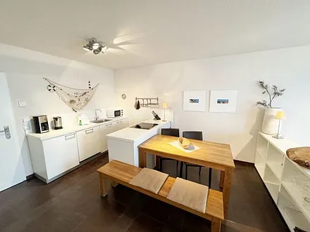 Esstisch (140 cm x 75 cm) mit 2 Lederstühlen und Holzbank