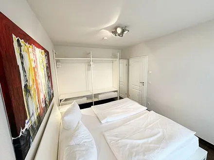 Schlafzimmer mit Doppelbett (1,80 m x 2,00 m), offenem Schranksystem sowie zusätzlichen Spiegelschrank