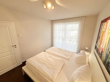 Schlafzimmer mit Doppelbett (1,80 m x 2,00 m), offenem Schranksystem sowie zusätzlichen Spiegelschrank