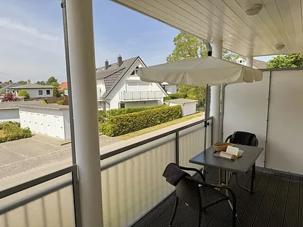 12 m² großer überdachter, bestuhlter Balkon (Süd/West) mit Sonnenschirm (transparente Balkonverkleidung)