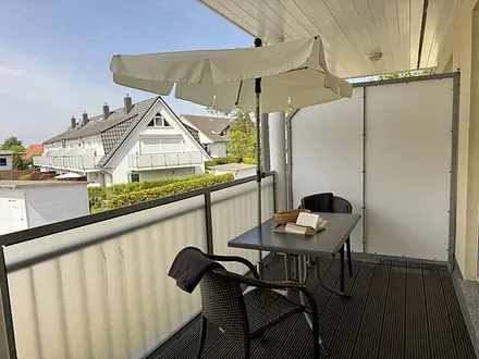 12 m² großer überdachter, bestuhlter Balkon (Süd/West) mit Sonnenschirm (transparente Balkonverkleidung)