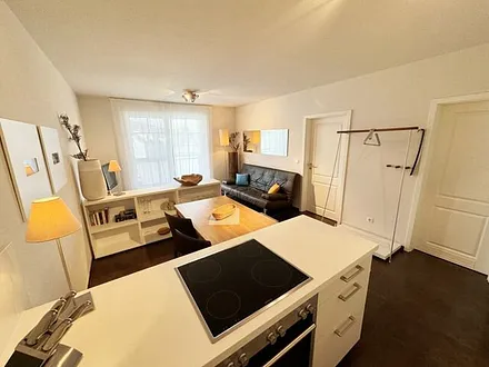 Badezimmer mit bodengleicher Dusche, Waschtisch, WC, Bidet, Handtuchheizung, Waschmaschine (AEG Lavamat), Spiegelleuchte und Fön