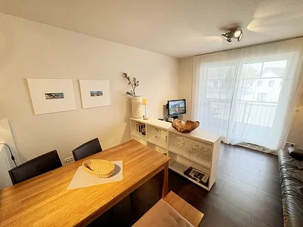 Esstisch (140 cm x 75 cm) mit 2 Lederstühlen und Holzbank