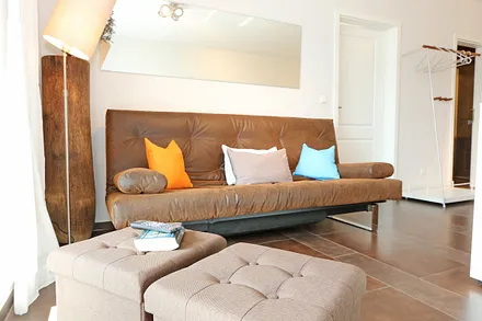 Wohnbereich mit Relaxsofa (140 cm x 200 cm, für 3. Person), LCD-Flachbildschirmfernseher (81cm Diagonale, Full HD) mit Satellitenanschluss, Leselampe, Blu-Ray, DVD-Player & kleine Hi-Fi-Compactanlage