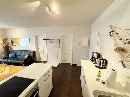 Küchenbereich mit Cerankochfeld, Backofen, Geschirrspüler, Kühlschrank, Kaffeemaschine, Mikrowelle, Wasserkocher, Mixer, Toaster und umfangreiche Küchenausstattung