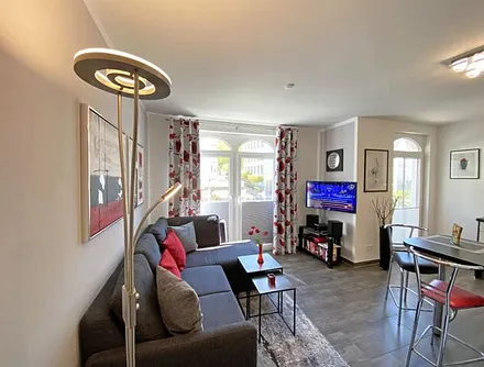 heller Wohnbereich mit bequemer Eckcouch, Sessel, Couchtisch, Leselampe, Smart-TV, Stereo Anlage mit CD und DVD Player