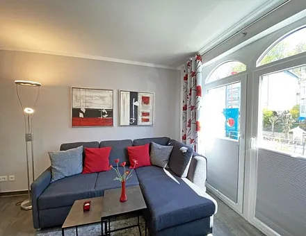 heller Wohnbereich mit bequemer Eckcouch, Sessel, Couchtisch, Leselampe, Smart-TV, Stereo Anlage mit CD und DVD Player