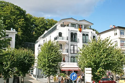 seitlicher Blick auf die Villa Lena