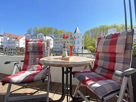 überdachter Süd-Ost Balkon mit Bestuhlung und Sonnenschirm