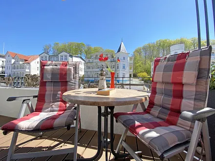 bestuhlter Balkon