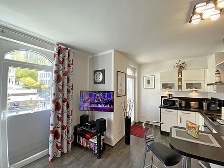 heller Wohnbereich mit bequemer Eckcouch, Sessel, Couchtisch, Leselampe, Smart-TV, Stereo Anlage mit CD und DVD Player