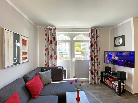 heller Wohnbereich mit bequemer Eckcouch, Sessel, Couchtisch, Leselampe, Smart-TV, Stereo Anlage mit CD und DVD Player