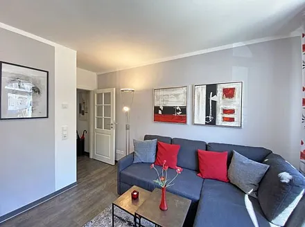 heller Wohnbereich mit bequemer Eckcouch, Sessel, Couchtisch, Leselampe, Smart-TV, Stereo Anlage mit CD und DVD Player