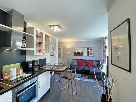 offene und helle Küchenzeile mit 4 Zonen-Cerankochfeld, Dunstabzugshaube, Backofen, Kühlschrank mit Gefrierfach, Geschirrspüler, Combi-Mikrowelle, Kaffeemaschine, Wasserkocher, Toaster und Eierkocher