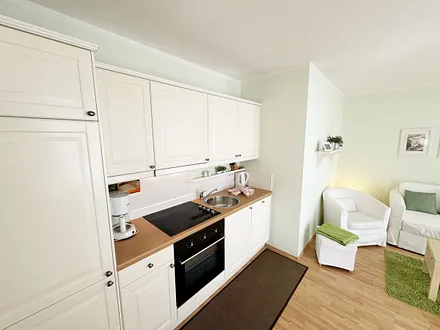  Küchenzeile mit 4-Zonenceranfeld, Backofen, Dunstabzugshaube, Kühlschrank mit Gefrierfach, Geschirrspüler, Mikrowelle, Kaffeemaschine, Wasserkocher, Toaster und diversen Küchenutensilien