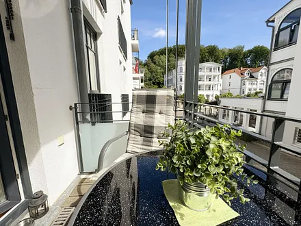 Süd-West überdachter Balkon mit Bestuhlung und Sonnenschirm - vom Wohnbereich erreichbar