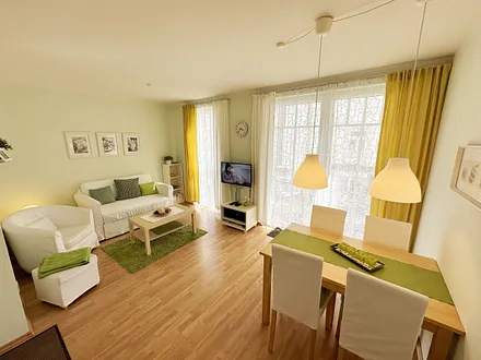  Wohnbereich mit einer Couch (Aufbettungsmöglichkeit für 3. Person – 1,20 m x 1,96 m), einen Sessel, Couchtisch, Leselampe, LED-TV und eine Mini-Stereoanlage mit CD und DVD-Player 