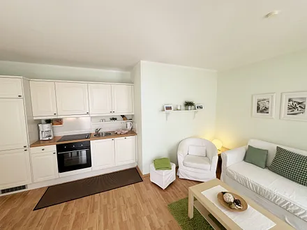  Küchenzeile mit 4-Zonenceranfeld, Backofen, Dunstabzugshaube, Kühlschrank mit Gefrierfach, Geschirrspüler, Mikrowelle, Kaffeemaschine, Wasserkocher, Toaster und diversen Küchenutensilien