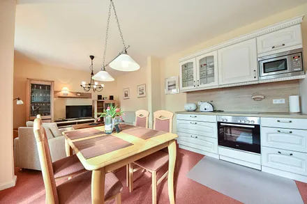 Küchenzeile und Esstisch