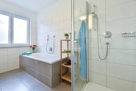 Badewanne und ebenerdiger Dusche